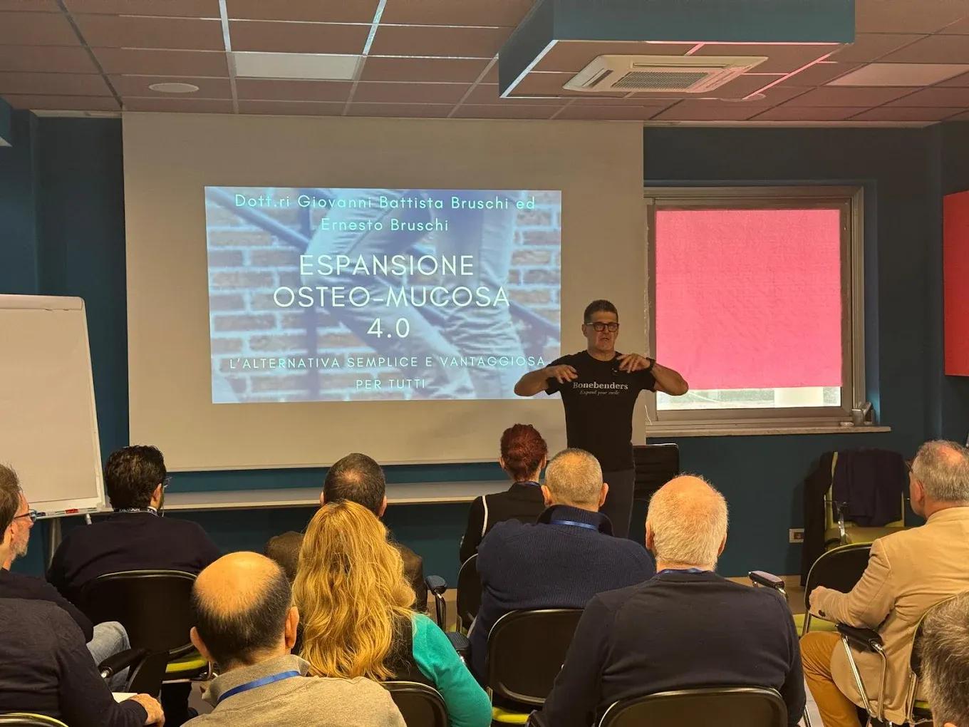 Il Dott. Ernesto Bruschi presenta la tecnica di espansione osteo-mucosa ai colleghi odontoiatri durante il corso a Frosinone