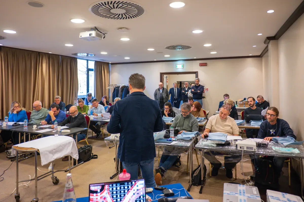 Il Dott. Ernesto Bruschi presenta le tecniche espansive all'aula del corso di Bologna