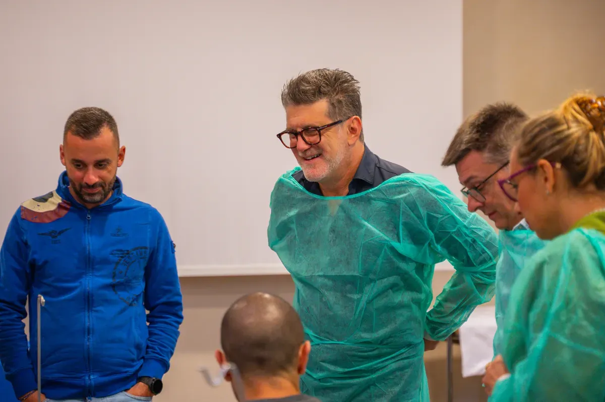 Sessione pratica: il Dott. Ernesto Bruschi guida i partecipanti durante il hands-on a Bologna